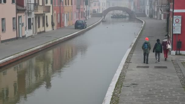 意大利科马乔 2019年12月 一条漂亮运河上的静态射击 房屋反映在水中 运河在房屋和雾之间蜿蜒曲折 — 图库视频影像
