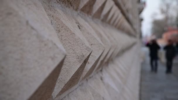 意大利费拉拉 2019年12月 透视游戏和有选择地专注于钻石宫立面的细节 不易辨认的人沿着墙走着 — 图库视频影像