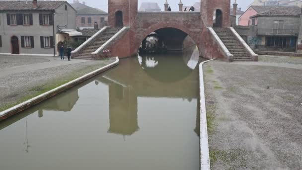 Comacchio イタリア 12月 2019 きれいな運河での静的な撮影 家は水に反映されています 家と霧の間に隠れて運河の曲線 — ストック動画