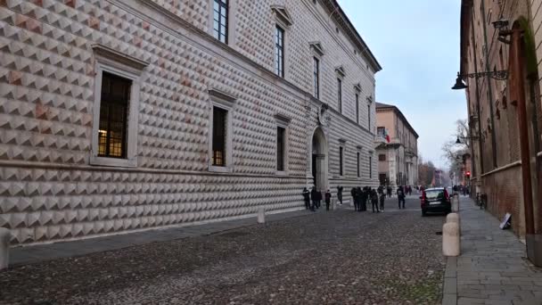 意大利费拉拉 Ferrara 2019年12月 钻石建筑的倾斜镜头 之所以这样称呼 是因为它的立面以菱形的灰岩为特征 人走路 — 图库视频影像