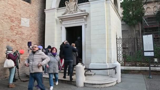 意大利拉文纳 2019年12月 但丁墓碑上的镜头 诗人但丁 阿莱特耶里的新古典主义墓葬在拉文纳市中心的圣弗朗西斯科大教堂 游客强制停留时间 — 图库视频影像