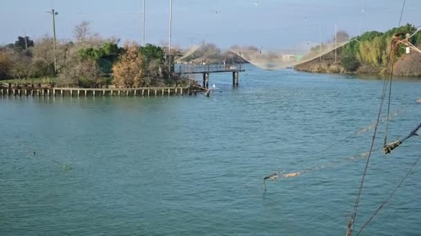 2019年12月 意大利拉文纳 渔民吊网在波河 — 图库视频影像