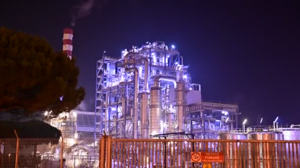 意大利拉文纳 2019年12月 Marcegaglia钢厂的夜间镜头 未来和明亮的结构吸引了人们的目光 左边是烟道 烟道上有白色和红色条纹 — 图库视频影像