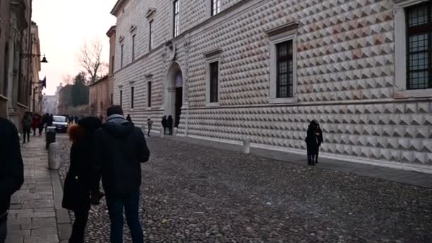 意大利费拉拉 Ferrara 2019年12月 钻石建筑的倾斜镜头 之所以这样称呼 是因为它的立面以菱形的灰岩为特征 人走路 — 图库视频影像