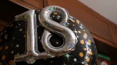 On sekizinci yaş günü partisi, 18 numaralı parlak balonlar, video.