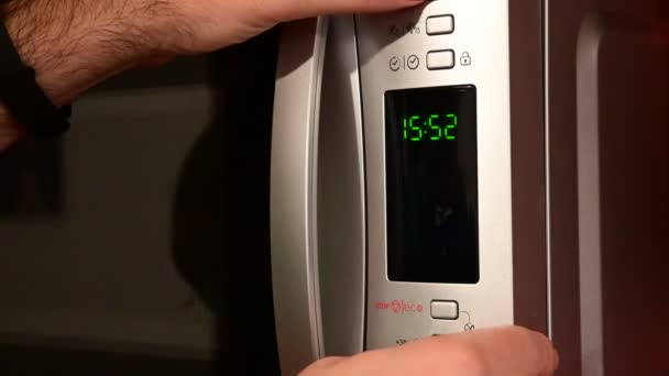 Video Hombre Usando Microondas Para Calentar Taza — Vídeo de stock