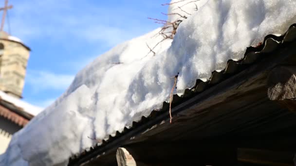 Schmelzender Schnee Wassertropfen Fallen Vom Dach Video — Stockvideo
