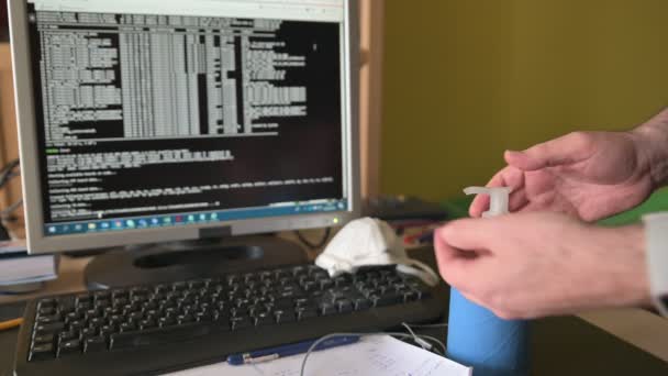 Vídeo Homem Usando Gel Higienizante Mesa Local Trabalho Com Computador — Vídeo de Stock