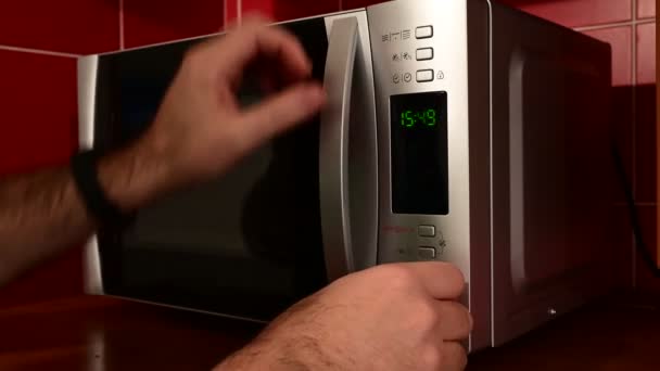 Vidéo Homme Utilisant Micro Ondes Pour Chauffer Tasse Thé — Video