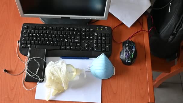 Vídeo Casa Mesa Trabajo Teclado Guantes Látex Gel Desinfectante Máscara — Vídeos de Stock