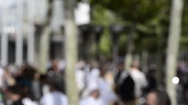 Frankfurt, Almanya - Ağustos 2019: Zeil dünyanın merkezi ve alışveriş caddesidir. Alışveriş merkezleri ve mağazalarla dolu, her zaman insanlarla dolu. Bulanık resim.