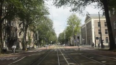 Amsterdam, Hollanda - Ağustos 2019: Tramvayın görüş açısı: Araç kenti geçerken tramvayın altında görülen koltuklardan.