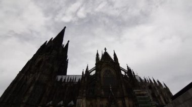 Ağustos 2019, Köln, Almanya, Köln Katedrali 'nin alttaki görüntüsü, gotik mimari