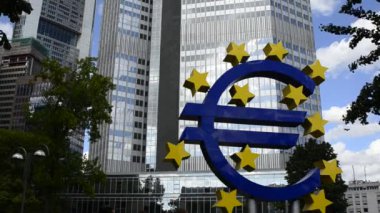 Ağustos 2019, Frankfurt am Main, Almanya, Euro Tower binasının videosu 