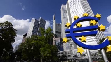 Ağustos 2019, Frankfurt am Main, Almanya, Euro Tower binasında video taşıma 