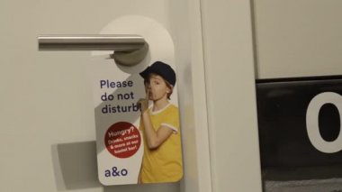 Frankfurt, Almanya - Ağustos 2019 'da A & o otelinde etiket bir misafir odasının sapına asılarak rahatsız edilmedi..