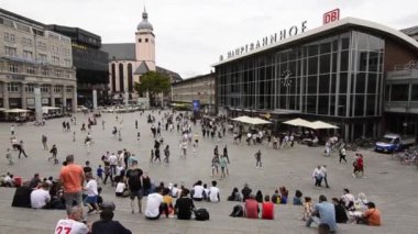 Köln, Almanya - Ağustos 2019 Bahnhofsvorplatz Meydanı, katedralin yanında. Tren istasyonu buna göz yumuyor. İnsanlar sohbet etmek ve ara vermek için durur..
