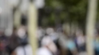 Frankfurt, Almanya - Ağustos 2019: Zeil şehrin alışveriş caddesidir. Alışveriş merkezleri ve mağazalarla dolu, her zaman insanlarla dolu. Bulanık bir görüntüden keskin bir görüntüye geç.