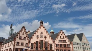 Frankfurt, Almanya - Ağustos 2019: Rmer 'in ön cephesinde hareket var, meydan fotoğraf çeken turistlerle dolu. Mavi gökyüzünde beyaz bulutlar akıyor.. 