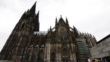 Ağustos 2019, Köln, Almanya, Köln Katedrali 'nin alttaki görüntüsü, gotik mimari