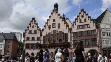 Frankfurt am Main, Almanya, Ağustos 2019, tarihi kasaba binalarında yürüyen insanlar, havada uçuşan sabun köpükleri, video