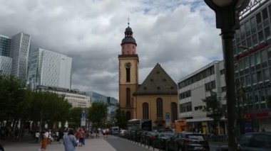 Frankfurt, Almanya - Ağustos 2019 St. Catherine Kilisesi 'ne bakan meydan. Zeil, şehrin alışveriş ve sosyal hayatı burada akıyor. Pan hareketi 30fps