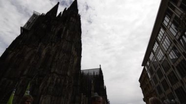 Ağustos 2019, Köln, Almanya, Köln Katedrali, alt manzara videosu