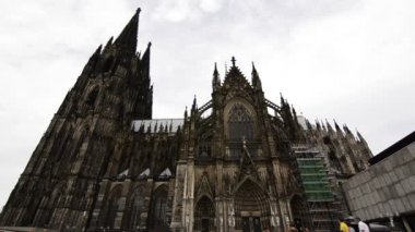 Ağustos 2019, Köln, Almanya, Köln Katedrali, alt manzara videosu
