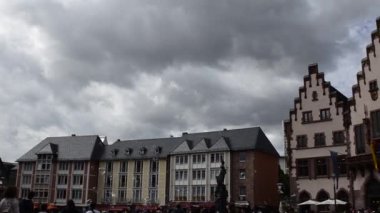 Frankfurt am Main, Almanya, Ağustos 2019, eski tarihi kasaba binaları, havada uçuşan sabun köpükleri, video