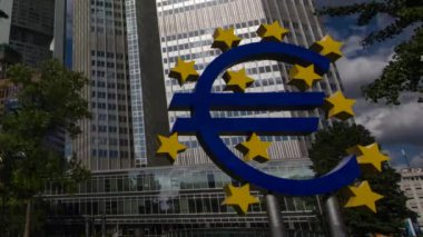 Ağustos 2019, Frankfurt am Main, Almanya, Euro Tower binasının hızlandırılmış videosu 