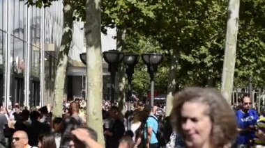 Frankfurt, Almanya - Ağustos 2019: Zeil şehrin dünya merkezi ve alışveriş caddesidir. Alışveriş merkezleri ve dükkanlarla dolu, her zaman insanlarla dolu..