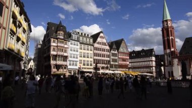 Ağustos 2019, Frankfurt am Main, Almanya 'da yaz, tarihi kasaba binaları ve yürüyen turistler, video