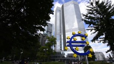 Ağustos 2019, Frankfurt am Main, Almanya, Euro Tower binasının videosu 