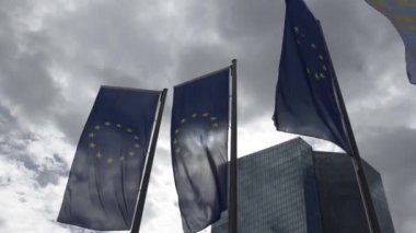 Frankfurt, Almanya - Ağustos 2019 ECB 'nin yeni karargahında, Birleşik Avrupa bayrakları rüzgârla savruldu.