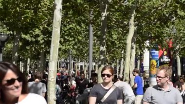 Frankfurt, Almanya - Ağustos 2019: Zeil şehrin dünya merkezi ve alışveriş caddesidir. Alışveriş merkezleri ve dükkanlarla dolu, her zaman insanlarla dolu..