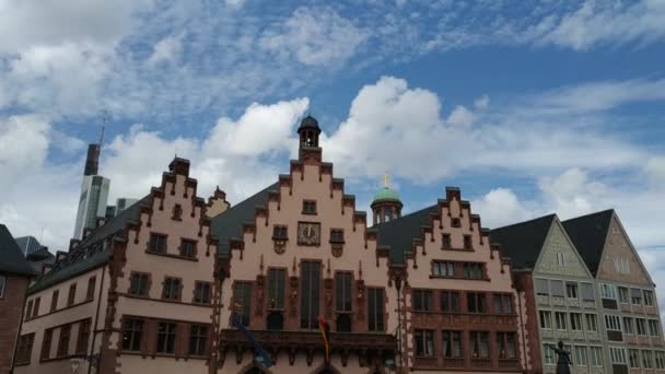 August 2019, Sommer in Frankfurt am Main, Deutschland, historische Stadtgebäude und spazierende Touristen, Video