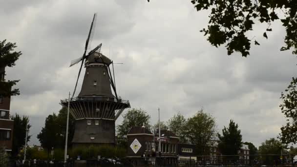 アムステルダム オランダ 2019 市内の風車 古代と現代の生活を一緒に 中に醸造所がある — ストック動画