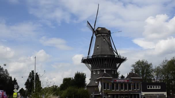 Amsterdam Holandsko Srpen 2019 Větrný Mlýn Městě Starobylé Moderní Společné — Stock video