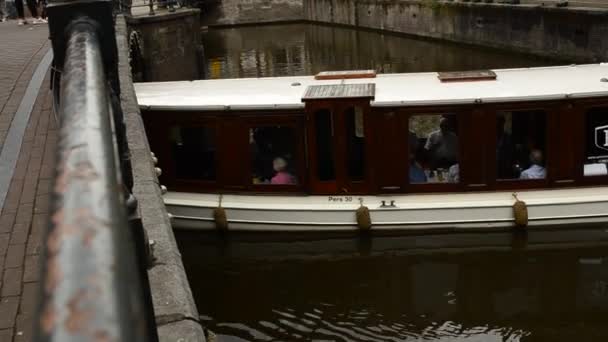 Ámsterdam Holanda Agosto 2019 Uno Los Canales Barrio Rojo Justo — Vídeo de stock