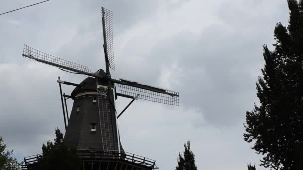 アムステルダム オランダ 2019 市内の風車 古代と現代の生活を一緒に 中に醸造所がある — ストック動画