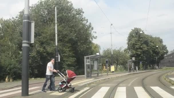 アムステルダム オランダ 2019 トラムに乗る視点 車両が街を横切る間にレールで見られるトラムの底にある座席から — ストック動画