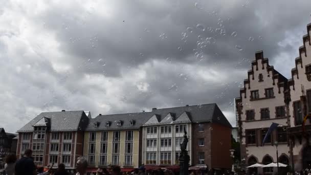2019年8月 德国美因河畔法兰克福的历史性城镇建筑 肥皂泡沫在空气中飘扬 慢动作视频 — 图库视频影像