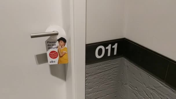 德国法兰克福 2019年8月 O酒店 标签并没有打扰客房的把手上挂着的东西 — 图库视频影像