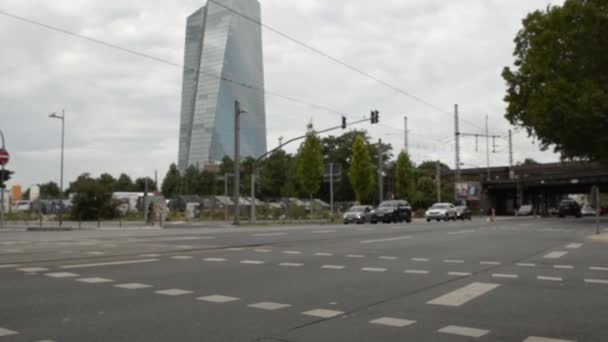 法兰克福 2019年8月 Bce 2015年后的新总部 超级现代的摩天大楼是由钢铁和玻璃制成的 云层反射在立面上 倾斜运动 — 图库视频影像