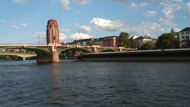 Frankfurt Alemania Agosto 2019 Una Barcaza Pasa Por Debajo Los — Vídeo de stock