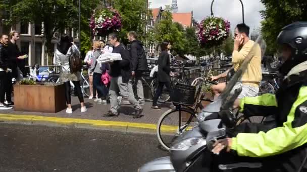 Ámsterdam Holanda Agosto 2019 Uno Los Tipos Canales Barrio Rojo — Vídeos de Stock