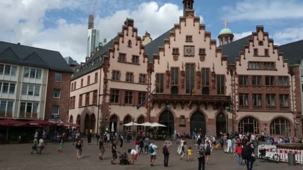 August 2019, Sommer in Frankfurt am Main, Deutschland, historische Stadtgebäude und spazierende Touristen, Video