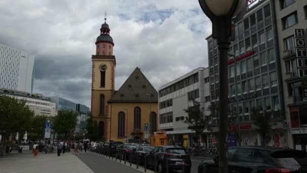 フランクフルト ドイツ 2019 聖カタリナ教会を見下ろす広場 ここには 街のショッピングや社会生活であるZeilが流れています パンの動き30Fps — ストック動画