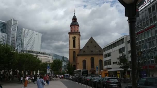 Frankfurt Germany August 2019 Square Overlooking Catherine Church Течет Zeil — стоковое видео