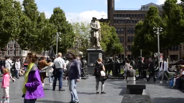 Amsterdam Hollanda Ağustos 2019 Rembrandt Anıtı Nın Bulunduğu Meydanda Insanlar — Stok video